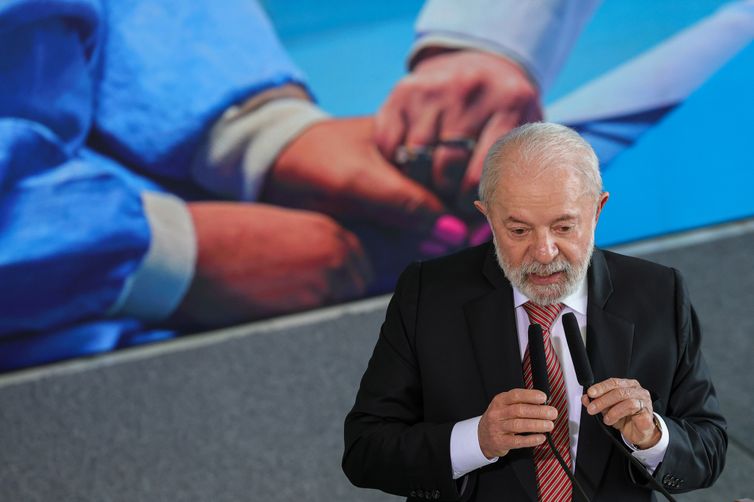 Fabio Rodrigues-Pozzebom/ Agência Brasil Brasília, (DF) 30/04/2025 - Presidente Luiz Inácio Lula da Silva, participa da cerimonia do novo programa para acelerar o atendimento e aproximar a população dos médicos especialistas no sistema único de saúde (SUS).
Foto: Fabio Rodrigues-Pozzebom/ Agência Brasil