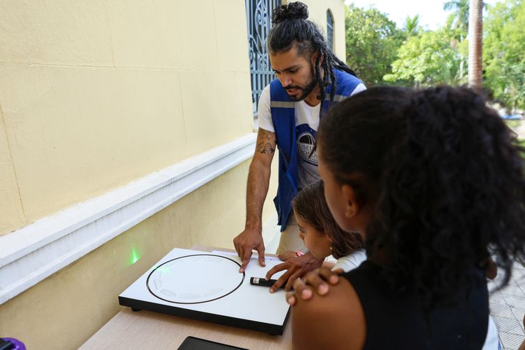 Rio de Janeiro (RJ), 10/05/2025 – O físico do Museu de Astronomia e Ciências Afins (MAST), Bernado Nassaud explica para adolescentes elementos da Teoria da Relatividade de Albert Einstein, na zona norte da capital fluminense. Foto: Tomaz Silva/Agência Brasil