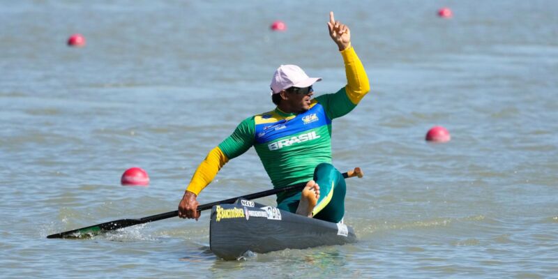 Isaquias Queiroz garante ouro na Copa do Mundo de canoagem velocidade