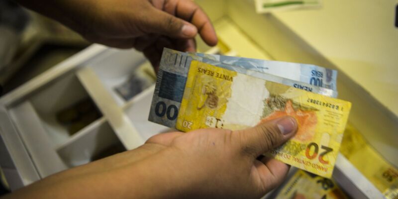 Rendimento médio dos brasileiros chega a R$ 3.270