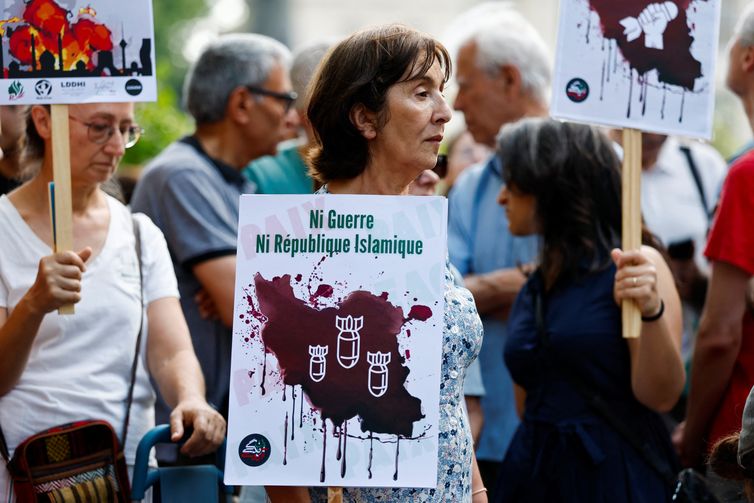 Iranians in Paris demonstrate following U.S attack on Iran's nuclear sites and against Iran-Israel conflict, but also call for more freedom and rights especially for women, in Paris, France, June 22, 2025. REUTERS/Benoit Tessier