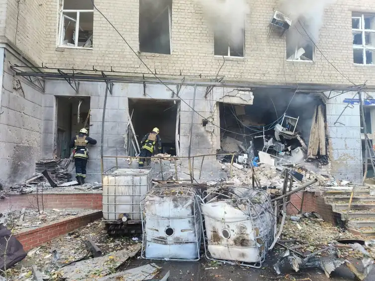 Hospital atingido por drone russo em Sumy, Ucrânia
28/09/2024
Serviço de Emergência da Ucrânia/Divulgação via Reuters