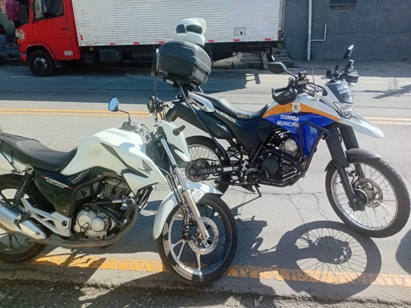 Adolescente é flagrada realizando ultrapassagens em alta velocidade e tem moto removida pela Guarda Municipal de Volta Redonda