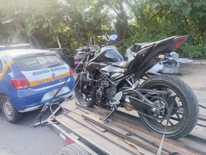 Guarda Municipal de Volta Redonda remove moto conduzida por inabilitado e recupera carro com registro de furto