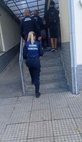 Guarda Municipal flagra adolescente empinando moto próximo a escola em Volta Redonda