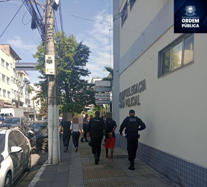 Patrulha Escolar de Volta Redonda detém homem e adolescentes consumindo droga após denúncia via WhatsApp