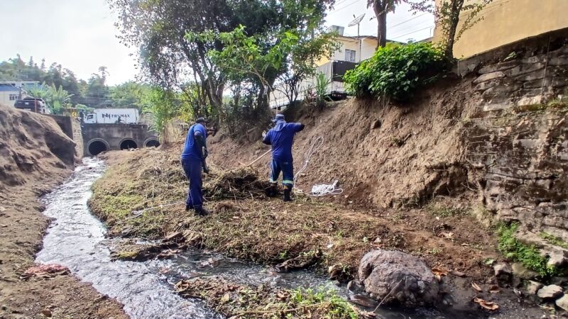 Saae de Barra Mansa realiza desassoreamento do córrego do bairro Santa Clara – Barra Mansa