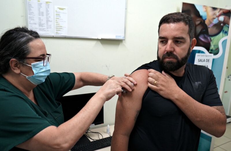 Vacina contra a gripe está disponível em todas as unidades básicas de saúde de Volta Redonda