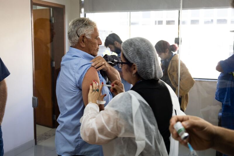 Volta Redonda promove vacinação contra a gripe para funcionários do Saae