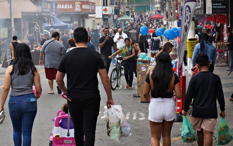 Volta-redondenses antecipam compras do Dia dos Namorados na ‘Rua de Compras’ do Santo Agostinho