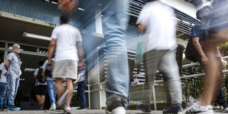 Prazo para pagar taxa de inscrição do Enem 2025 vai até sexta-feira