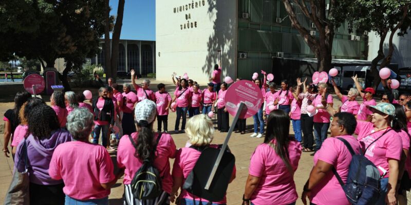 Câncer de mama: manifestação cobra acesso a tratamento aprovado no SUS