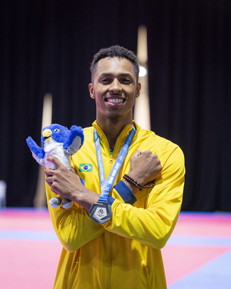 Célio Júnior/CBDU/Direitos Reservados Vinicius Matos conquista prata na categoria 57 kg do taekwondo, nos Jogos mundiais universitários, em 21/07/2025