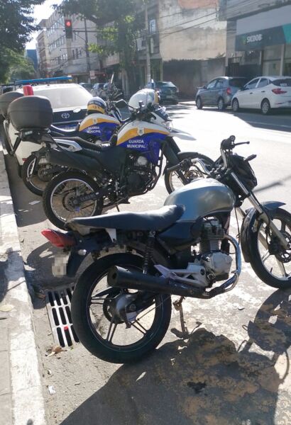 Guarda Municipal de Volta Redonda flagra inabilitado empinando moto pela contramão e em alta velocidade