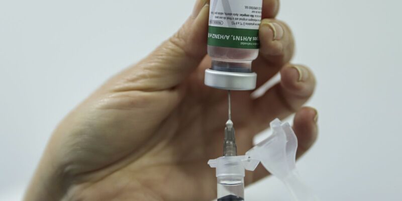 Estado do Rio tem postos volantes para ampliar vacinação contra gripe