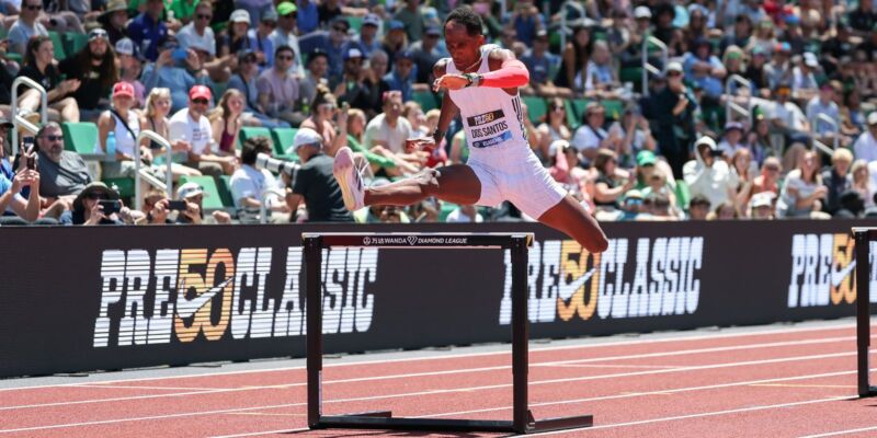 Alison dos Santos supera campeão olímpico em palco de título mundial