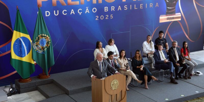 Evasão escolar é questão de Estado, diz Lula na entrega do Prêmio MEC
