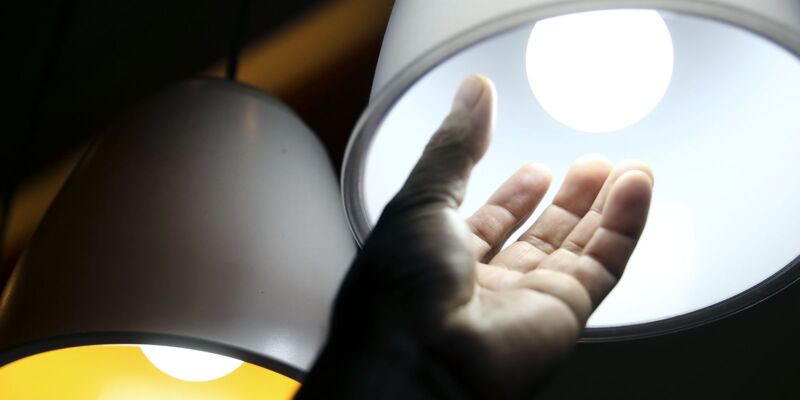 Setembro continua com conta de luz mais cara e bandeira vermelha