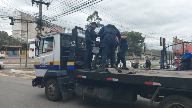 Câmeras flagram e Guarda Municipal recupera moto roubada e prende jovem por receptação em Volta Redonda