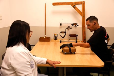 Rio de Janeiro (RJ), 31/07/2025 - O entregador, Eduardo Barbosa, 39 anos, faz tratamento de recuperação após acidente com motocicleta, no Instituto Nacional de Traumatologia e Ortopedia (Into). Foto: Tânia Rêgo/Agência Brasil