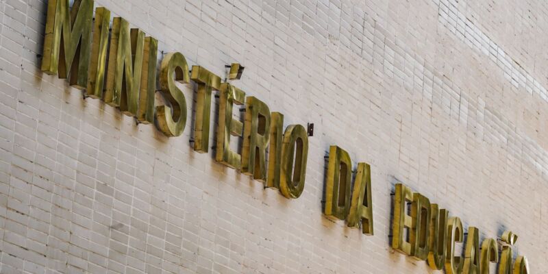 MEC lança curso de 180 horas para professores do ensino médio público