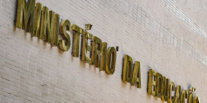 MEC lança curso de 180 horas para professores do ensino médio público