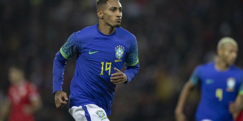 Raphinha e Vinicius Júnior são indicados ao prêmio Bola de Ouro