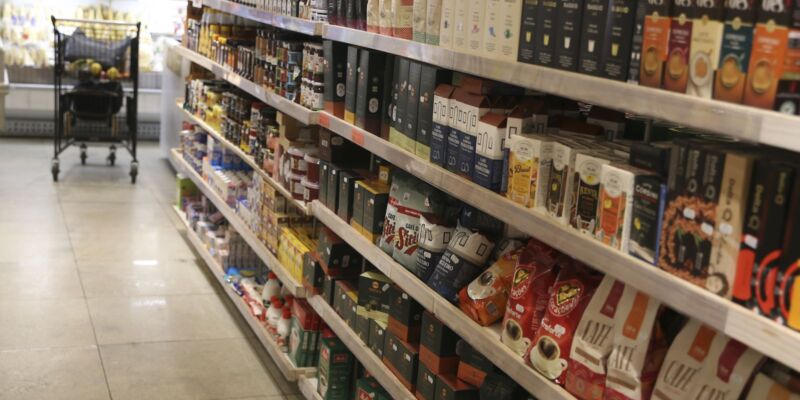 Consumo em supermercados cresceu 4% em julho, aponta Abras
