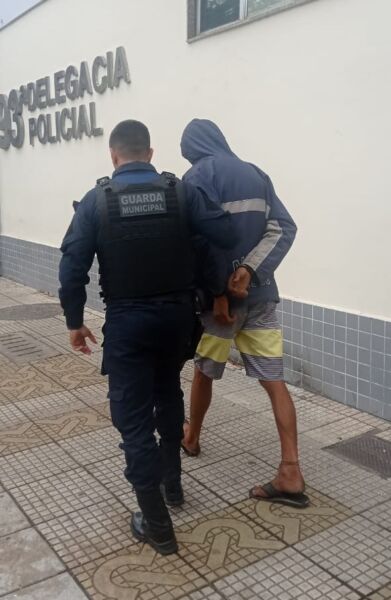 Guarda Municipal de Volta Redonda prende homem em flagrante por furto de tampa de bueiro