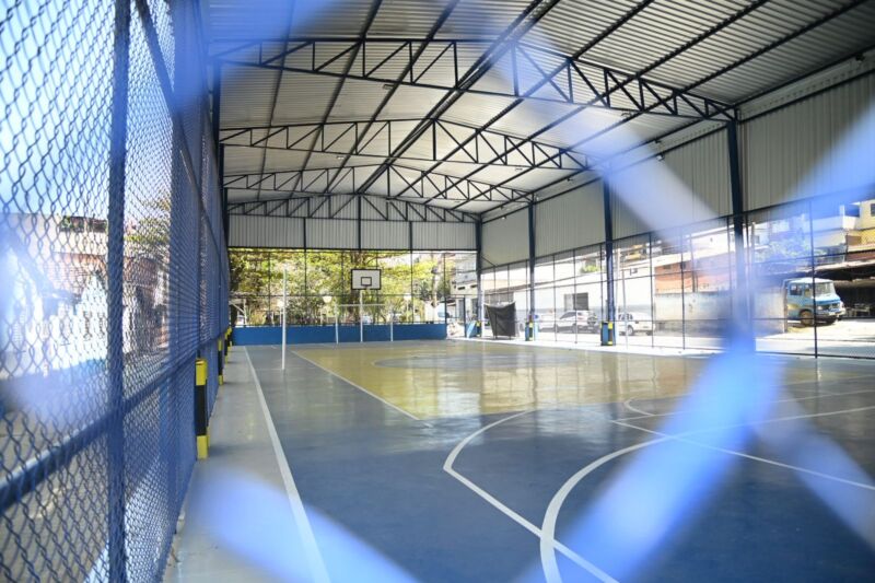 Reforma da quadra da Vila Delgado transforma o espaço em um centro esportivo moderno – Barra Mansa