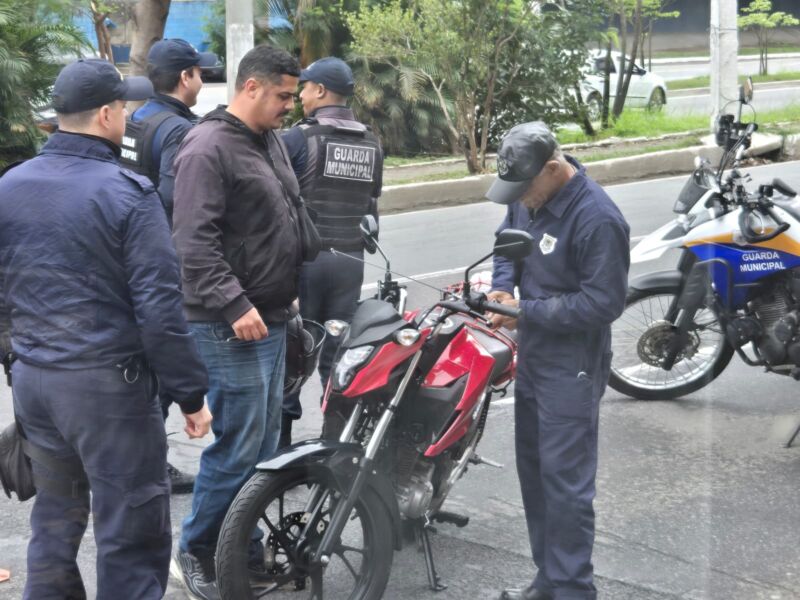 Volta Redonda: campanha ‘No corre com segurança’ termina com a entrega de 100 antenas corta-pipa a motociclistas