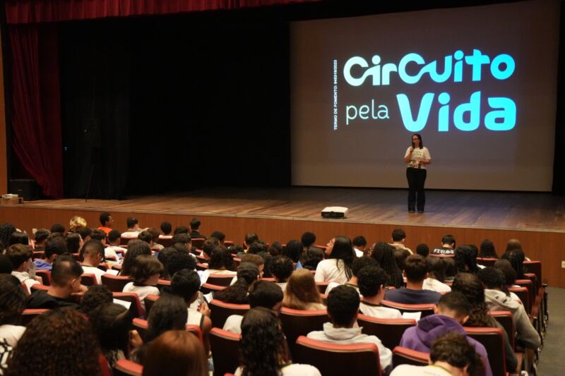 Volta Redonda: cerca de 400 alunos do Colégio Getúlio Vargas participam de palestra sobre prevenção ao uso de drogas