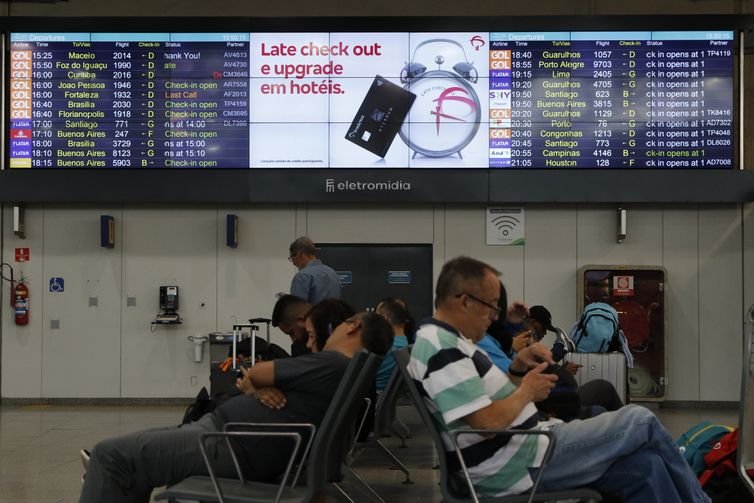 Rio de Janeiro (RJ), 02/10/2023 - Painel de voos do Aeroporto Internacional Tom Jobim, no Galeão, após migração de rotas operadas no Aeroporto Santos Dumont. Foto: Fernando Frazão/Agência Brasil