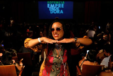 Rio de Janeiro (RJ), 18/09/2025 - Evelin Moura, moradora da Cidade de Deus, formada em Cultura Criativa. Formatura de mulheres empreendedoras na periferia, no Teatro Bangu Shopping, zona oeste da cidade. O Projeto Mulher Potência Empreendedora, do Instituto da Providência, capacita mulheres para pequenos negócios em setores de gastronomia, moda e beleza. Foto: Tânia Rêgo/Agência Brasil