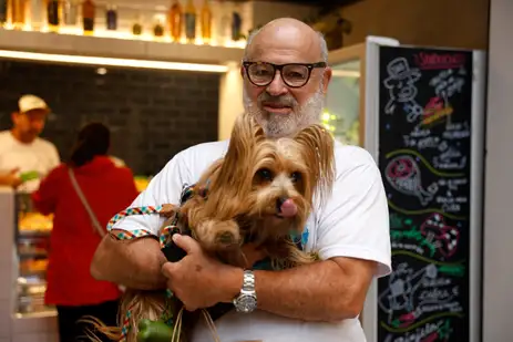Tânia Rêgo/Agência Brasil Rio de Janeiro(RJ), 24/09/25 - O aposentado, Luís Sérgio Touche e seu cachorrinho, Zé, passeiam no novo merdado. O Mercado São José, em Laranjeiras. que estava fechado há 7 anos volta a funcionar como espaço para compras de hortifruti, restaurantes e música. Foto: Tânia Rêgo/Agência Brasil