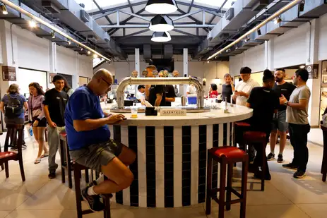 Tânia Rêgo/Agência Brasil Rio de Janeiro(RJ), 24/09/25 - O Mercado São José, em Laranjeiras. que estava fechado há 7 anos volta a funcionar como espaço para compras de hortifruti, restaurantes e música. Foto: Tânia Rêgo/Agência Brasil