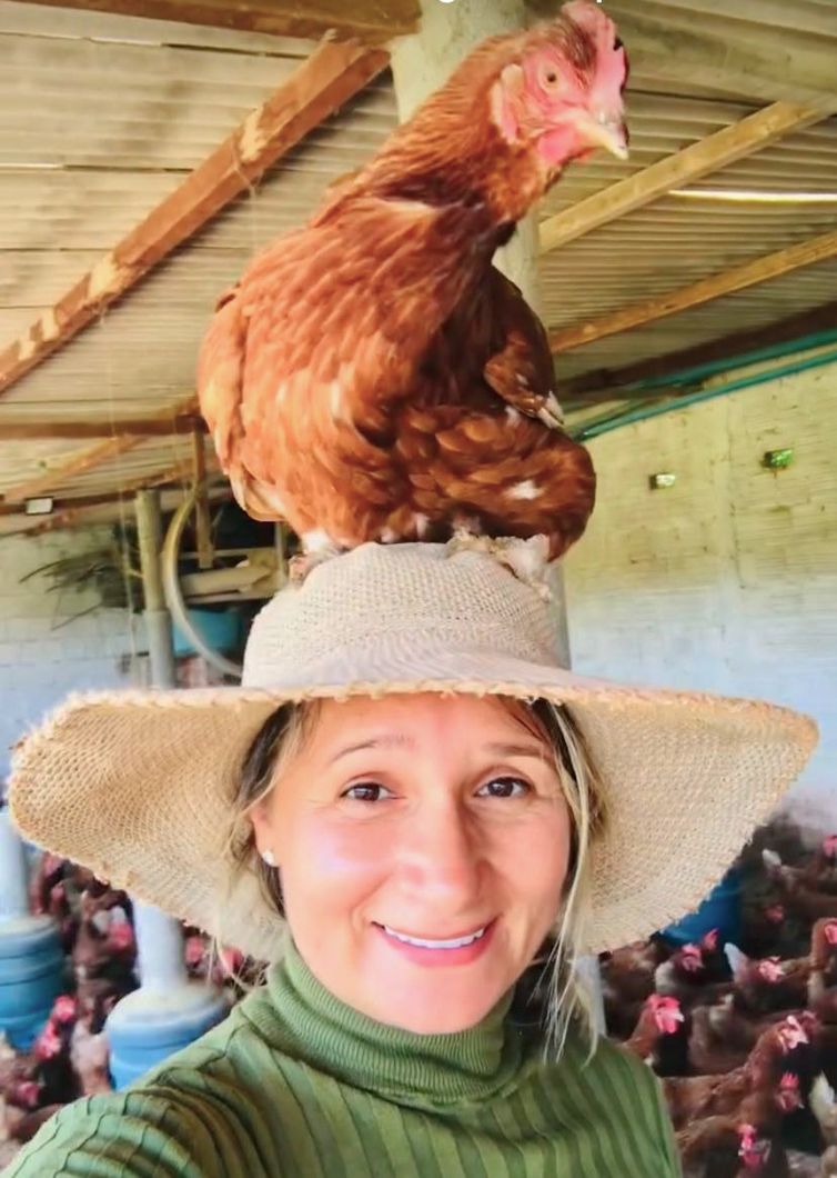 Brasília (DF), 29/09/2025 – Marli Oliveira, agricultora familiar que fornece ovos, mel e carnes de galinha, porco e ovinos para o Pnae no Ceará 
 Como o Brasil virou referência na alimentação escolar .
Foto: Marli Oliveira/Arquivo pessoal