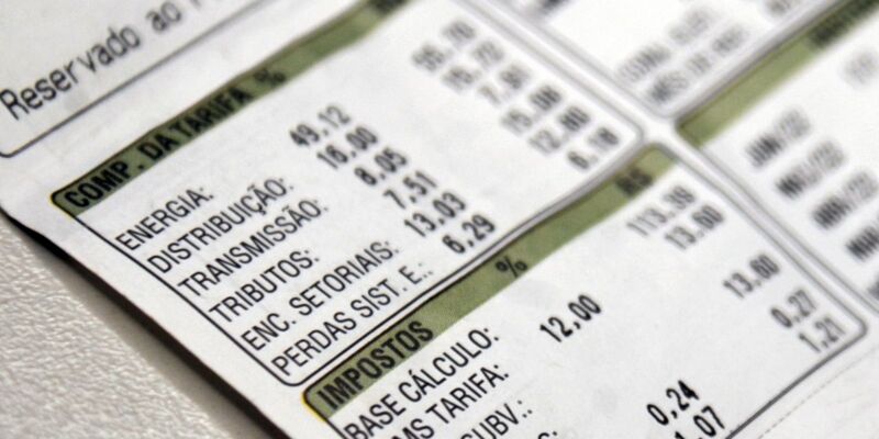 Aneel reduz bandeira para vermelha 1 na conta de luz em outubro