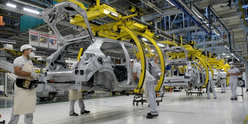 Produção industrial recua 0,2% em julho e acumula efeitos do juro alto