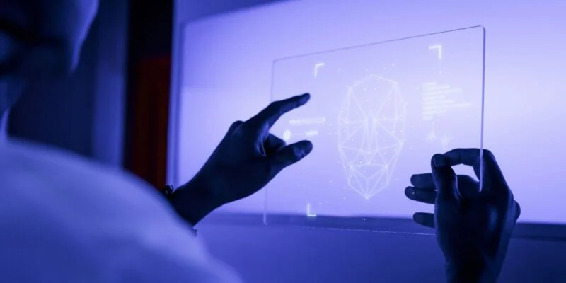 Inteligência artificial ameaça aprendizado da escrita, alerta autor