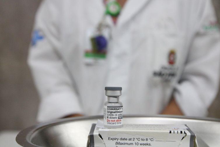 São Paulo (SP), 02/05/2023 - Vacina bivalente contra covid-19 da Pfizer no posto móvel de vacinação da Unidade Básica de Saúde - UBS República na galeria subterrânea da praça do Patriarca. Foto: Rovena Rosa/Agência Brasil