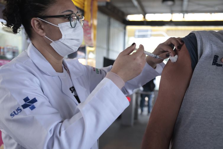Paulo Pinto/Agência Brasil São Paulo (SP), 09/06/2025 - A Secretaria Municipal da Saúde de São Paulo inicia ações de intensificação da vacinação contra a influenza. Posto de vacinação no Terminal Parque Dom Pedro II, no centro da capital paulista. Foto: Paulo Pinto/Agência Brasil. Foto: Paulo Pinto/Agência Brasil