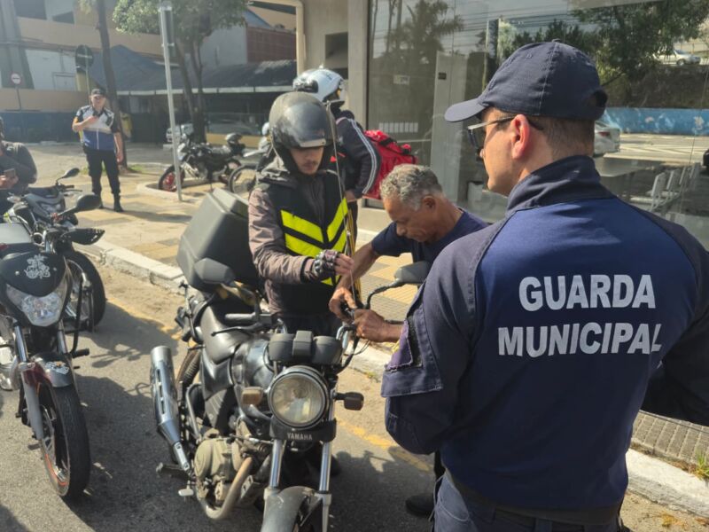 ‘No corre com segurança’: Ordem Pública inicia campanha de distribuição de antenas corta-pipa para motociclistas em Volta Redonda