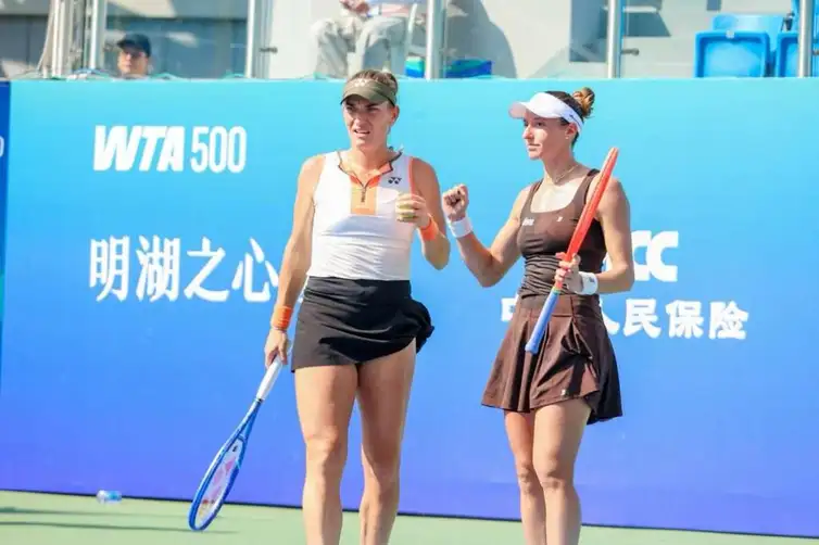 Luisa Stefani e Timea Babos avançam às semifinais do WTA 500 de Ningbo, em 16/10/2025