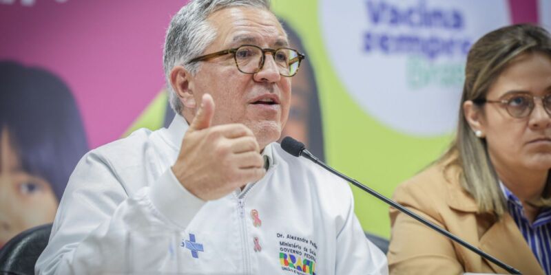 Ministro faz apelo por atualização da caderneta vacinal das crianças