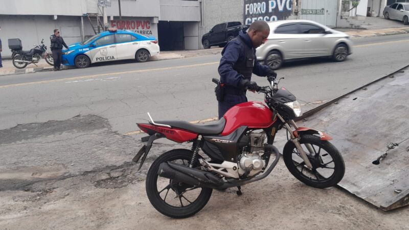Acidente com condutores inabilitados deixa motociclista ferido em Volta Redonda