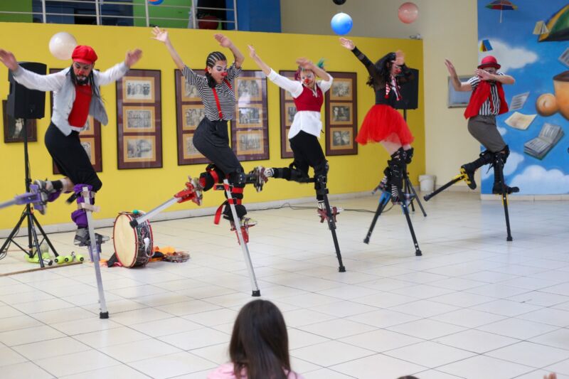Espetáculo “Trupe de Volta” leva a magia do circo para crianças na Biblioteca Municipal de Volta Redonda