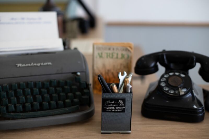 Exposição sobre trajetória do empresário Porfírio Almeida ficará em cartaz na Biblioteca Municipal de Volta Redonda