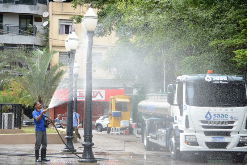 Furlani acompanha mutirão de limpeza no Corredor Cultural com máquina de alta pressão e escovão elétrico – Barra Mansa