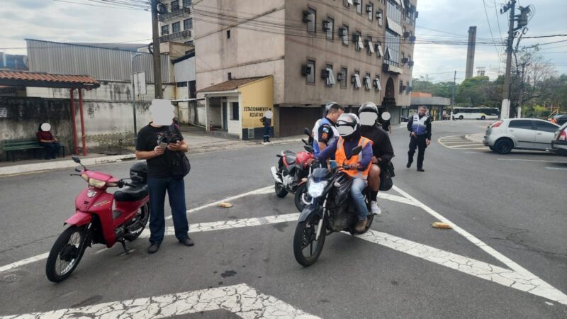 Operação das forças de segurança autua dez condutores de moto sem habilitação em Volta Redonda